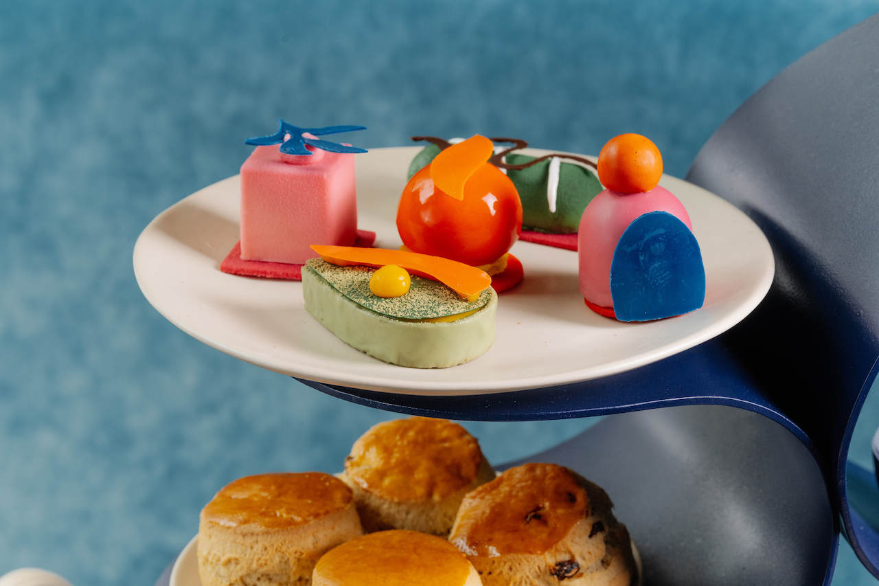 W London has introduced an innovative collaboration with Brighton-based artist Lois O’Hara, redefining the traditional afternoon tea experience.