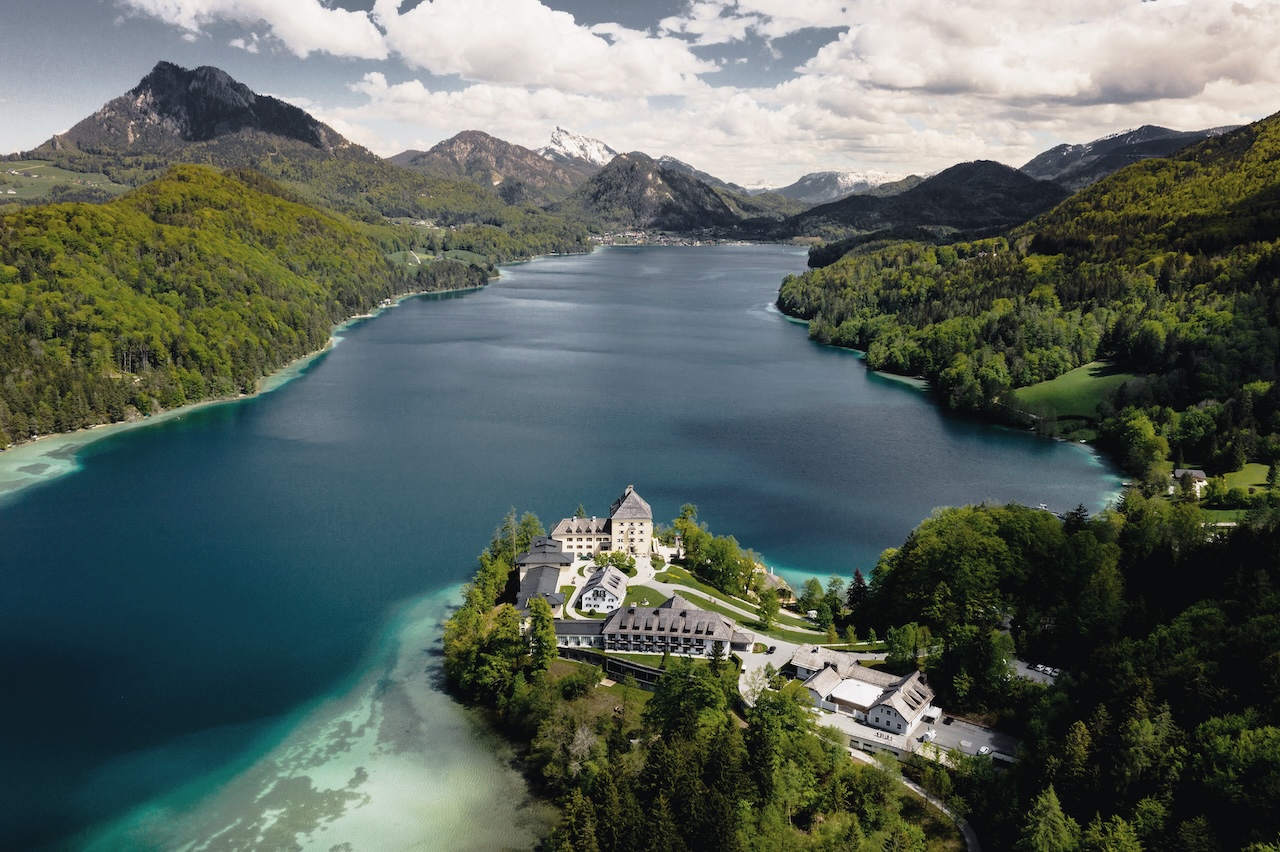 It’s a new year and as the travel industry climbs back to pre-pandemic levels, many highly anticipated hotel and resort projects and nearing completion. Here’s some of our favourite new properties for the year ahead.