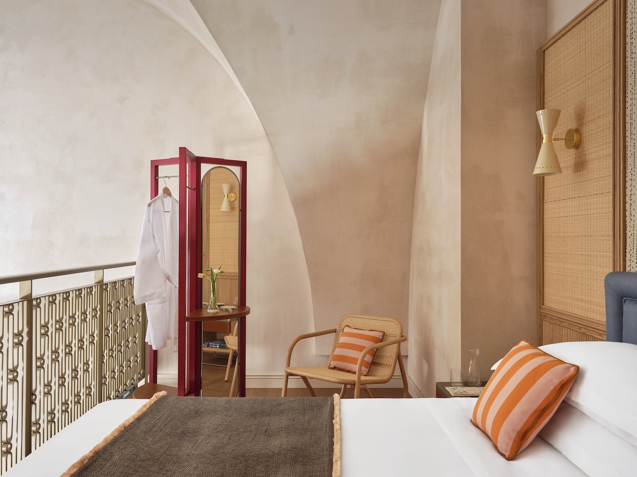 Headed to Italy this summer? You might want to check out the stunning new Vista Ostuni boutique hotel set in the ‘White City’ of Ostuni.