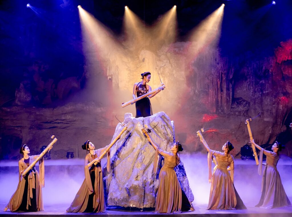 Dragon Pearl Cave show Vietnam