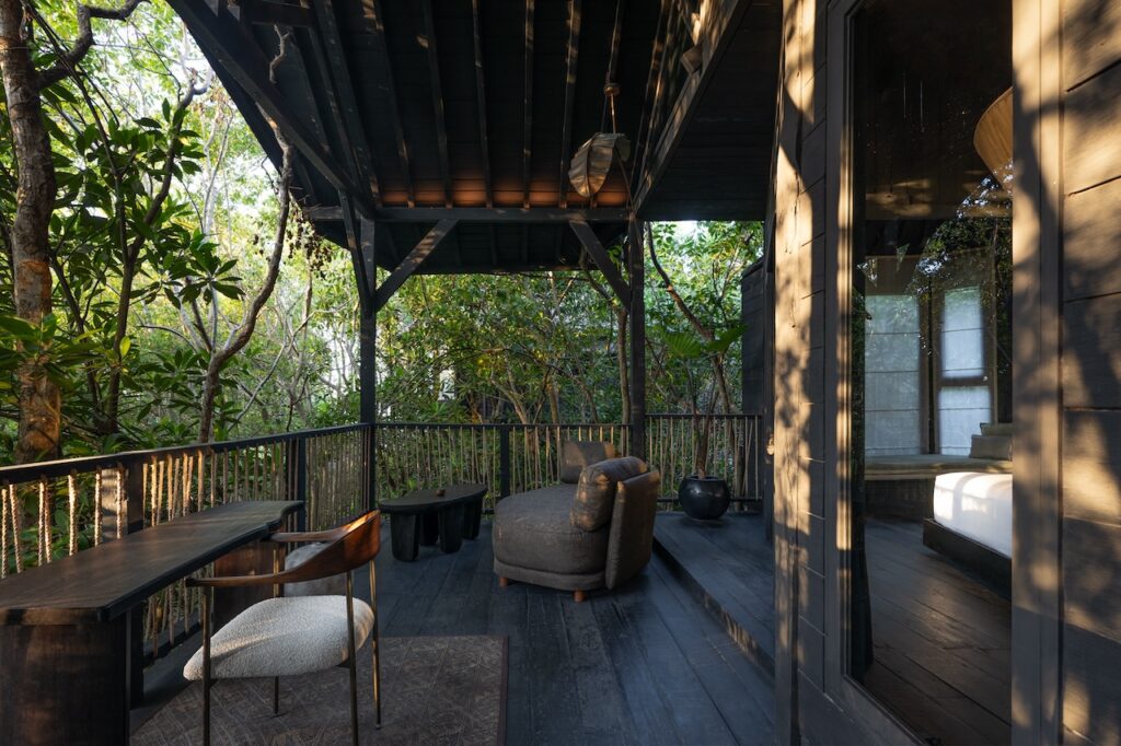 Oshom Bali room and balcony