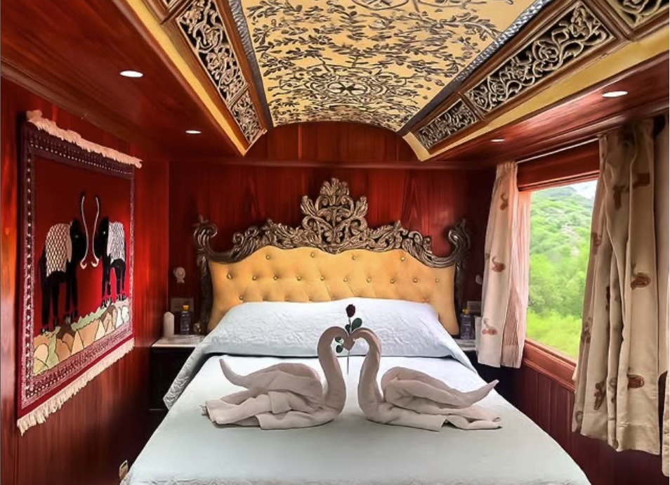 Palace on Wheels bed