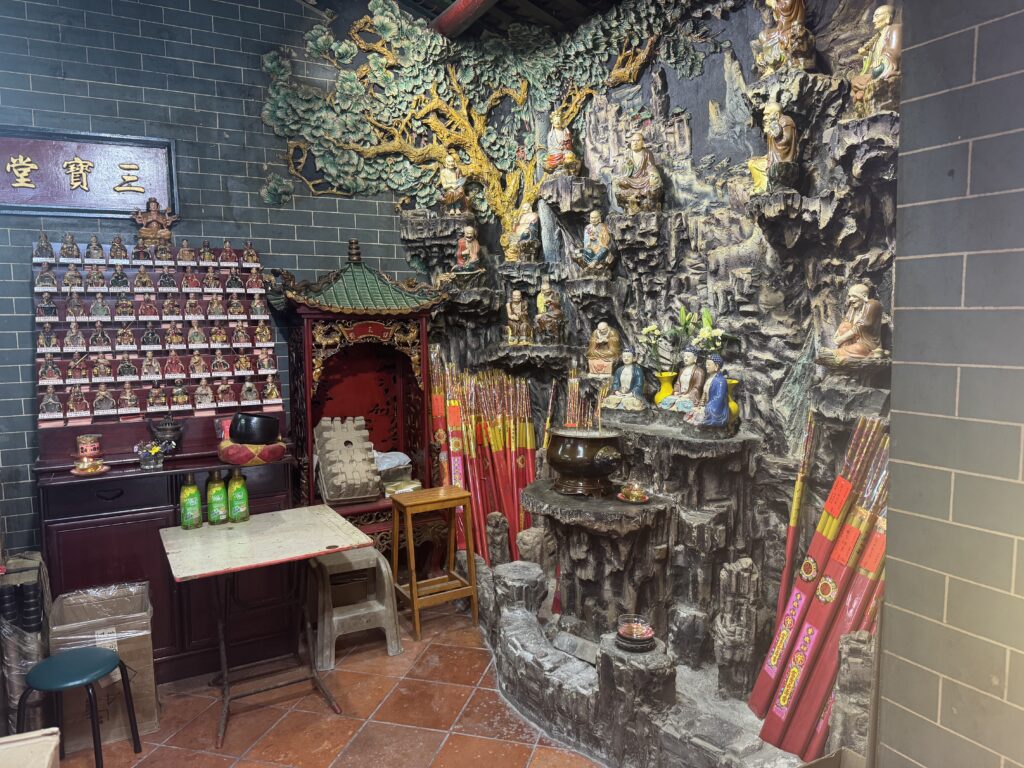 Hau Wong Temple inside